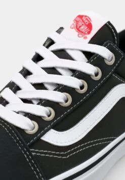 Vans MTE OLD SKOOL INSULATED UNISEX - Trainers - Black/white -Vans Shop UK 06495621ee3a49d9824c6e679f53c222