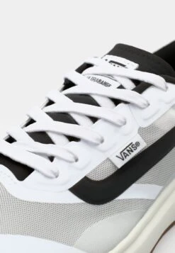 Vans MTE ULTRARANGE 2.0 UNISEX - Trainers - White/black -Vans Shop UK 0d6c077072dd402ab8e3a7cfdfac35d2