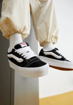 Vans KNU STACK - Skate Shoes - Black/true White -Vans Shop UK 1146e3446c28410d958df692fb4b1732