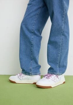 Vans UPLAND UNISEX - Skate Shoes - White/black -Vans Shop UK 11b262218f08427bb2675c19ce3e3f4a