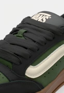 Vans HYLANE UNISEX - Skate Shoes - Pop Black/green -Vans Shop UK 1696e783c22044398030739affe1e154