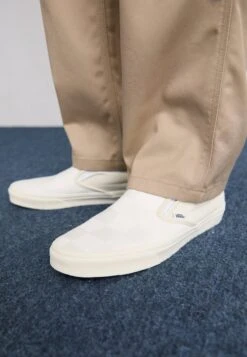 Vans CLASSIC UNISEX - Slip-ons - Red -Vans Shop UK 1808fee67b5e4e738bd8572aa50fdb4e 1