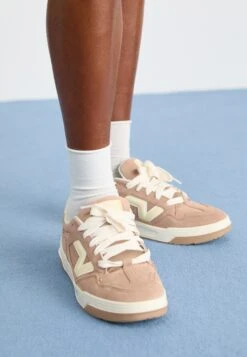 Vans UPLAND UNISEX - Skate Shoes - White/black -Vans Shop UK 227df40569334f4ab6a79ad4760c22ac