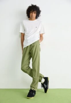 Vans UPLAND UNISEX - Trainers - Black -Vans Shop UK 24f334da27704752ba58d3380413e972