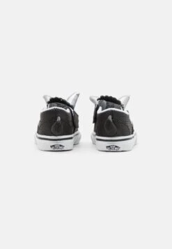 Vans Triceratops Slip-On Unisex - Trainers - Black/True White -Vans Shop UK 38d8819e98c945789b37812f9c090b0b