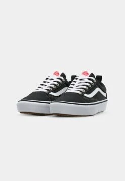 Vans MTE OLD SKOOL INSULATED UNISEX - Trainers - Black/white -Vans Shop UK 3d21e0c8948d4fdc914b12a2d72ec607