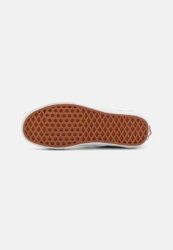 Vans Classic Slip On - Trainers -Vans Shop UK 3e44a7718b6d44e385c059fa43fe03e0