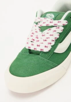 Vans KNU SKOOL UNISEX - Skate Shoes - Green/white -Vans Shop UK 3eb215ea64f64a4190d9c9c70372d5a5