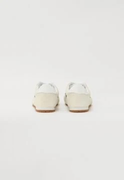 Vans SUPER LOWPRO - Trainers - Marshmallow -Vans Shop UK 3f26f3caa3764e97b5a33b1b3d4848f6