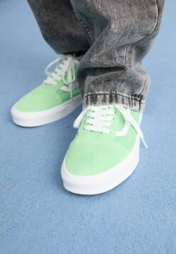 Vans OLD SKOOL UNISEX - Trainers - Mono Pop Green/black -Vans Shop UK 45161adcca8546f0b7bf8a1cdfb69e8b 4