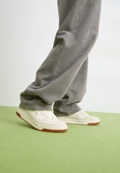 Vans UPLAND UNISEX - Skate Shoes - Black/white -Vans Shop UK 54c113d90c5e46ae8bb32c463e343329