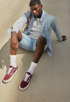 Vans Ua Old Skool - Trainers - Port Royale/True White -Vans Shop UK 574cdc690fab4d1794a9a0294d0aa2c6