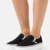 Vans Classic Stackform - Slip-Ons - Black/True White -Vans Shop UK 5aa0b4fb59af433ebd17fa869224ee54