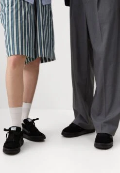 Vans HYLANE UNISEX - Skate Shoes - Black -Vans Shop UK 6790be82383c47a686eabb4b1f4329e8