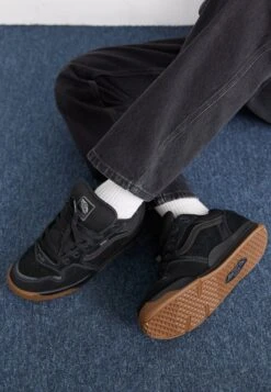 Vans ROWLEY UNISEX - Skate Shoes - Blackout 14 Vans ROWLEY UNISEX - Skate Shoes - Blackout -Vans Shop UK 67b986361fa7401eb591c0495ec2d7df 1