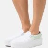 Vans Classic Stackform - Slip-Ons - Green/True White -Vans Shop UK 68f0a484e9b940789f0d32456da83a32