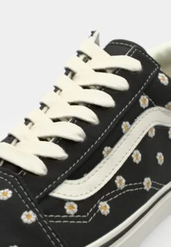 Vans OLD SKOOL FLORAL EMBRODERY UNISEX - Trainers - Black 11 Vans OLD SKOOL FLORAL EMBRODERY UNISEX - Trainers - Black -Vans Shop UK 6ca5fab733fb4f408cb90e43bafd22fb