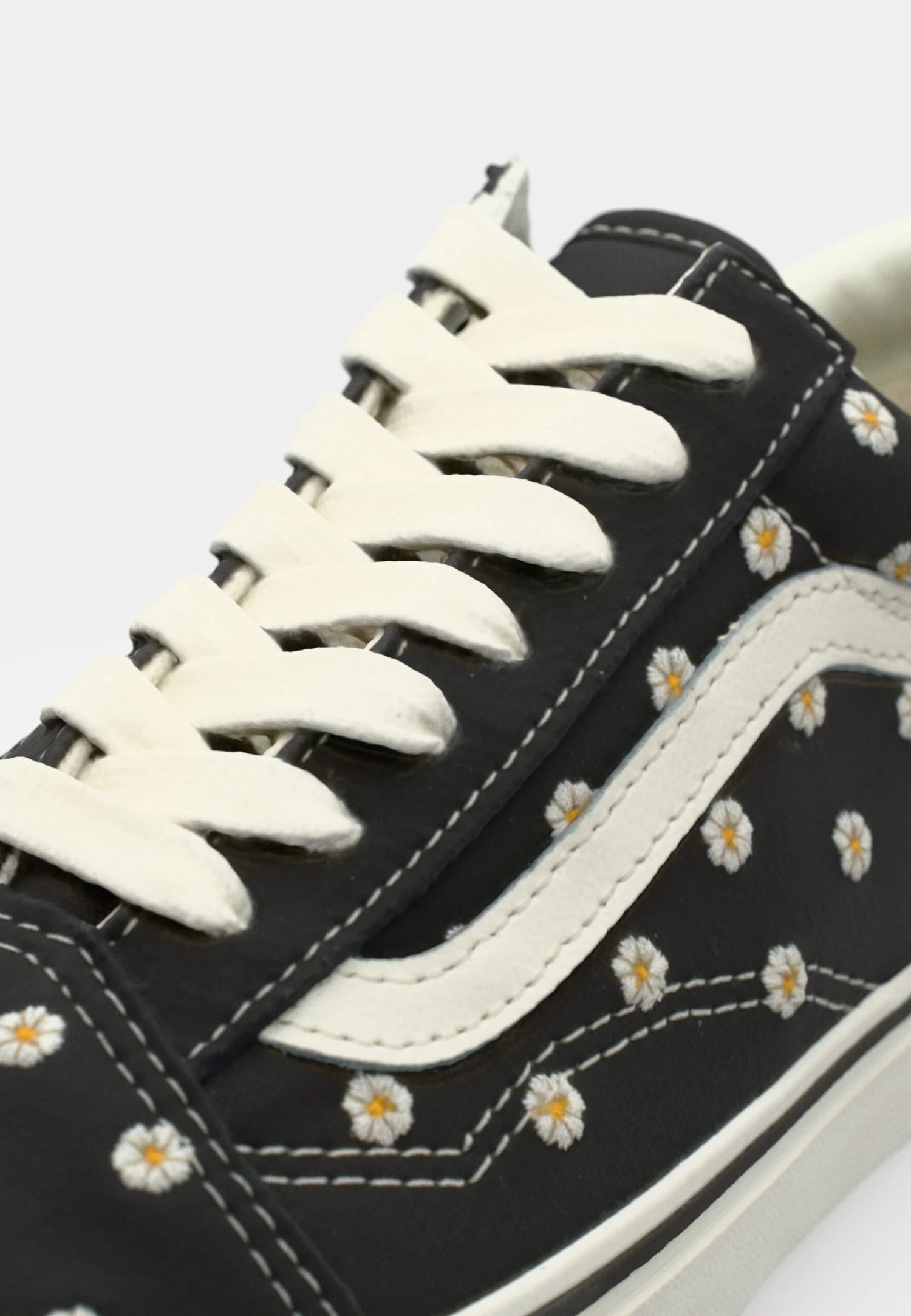 Vans OLD SKOOL FLORAL EMBRODERY UNISEX - Trainers - Black 5 Vans OLD SKOOL FLORAL EMBRODERY UNISEX - Trainers - Black - Image 3