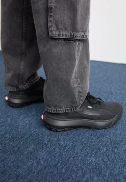 Vans MTE CROSSPATH UNISEX - Trainers - Black -Vans Shop UK 6cf95f27efa64859965d9036225f9144