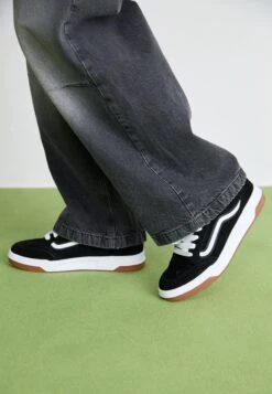 Vans HYLANE UNISEX - Trainers - Sepia Rose -Vans Shop UK 6d2256d177d942fc9c52edc2d2d16954 2