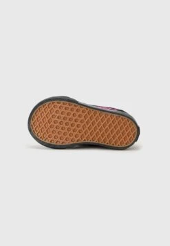 Vans OLD SKOOL UNISEX - Trainers - Pink/black -Vans Shop UK 7a64061e12f64500bbb9502ded98b938