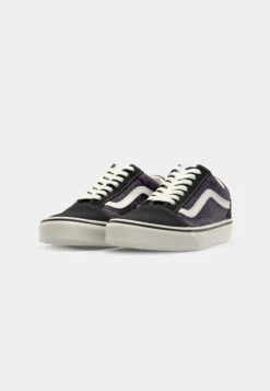 Vans OLD SKOOL UNISEX - Skate Shoes - Purple -Vans Shop UK 7a88093c6c5e4049802a55dd00e24444