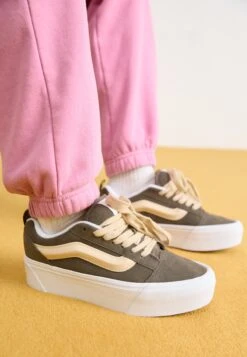 Vans KNU STACK - Skate Shoes - Black/true White -Vans Shop UK 7d479a286b9645f1a55878027f61693f