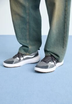 Vans MTE ULTRARANGE NEO VR3 - Trainers - Asphalt/white