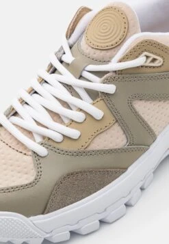 Vans Amzn Trailhead Unisex - Trainers - Rover French Oak -Vans Shop UK 884aee35ab6547bc928fd1072640d2b3