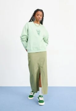 Vans KNU SKOOL UNISEX - Skate Shoes - Green/white -Vans Shop UK 94f50cd55fb548b1ada1eaf68813c431