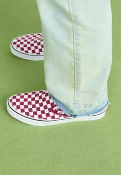 Vans CLASSIC UNISEX - Slip-ons - White -Vans Shop UK 9fa75ce1d65e4351ac97f092a2906a68