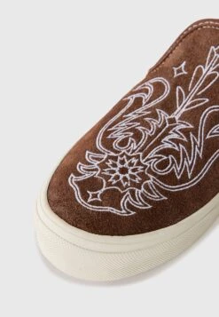 Vans CLASSIC UNISEX - Trainers - Potting Soil/marshmallow -Vans Shop UK a2c3f23444bb456b9d1d33840f37b9de