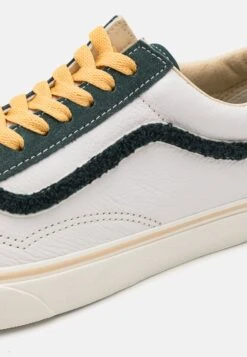 Vans Ua Old Skool Unisex - Trainers - Darkest Spruce -Vans Shop UK a422384b787c4f06ae510d3769c54f29