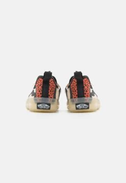 Vans Strker Ultimatewaffle Unisex - Trainers - Pop Cream/Black -Vans Shop UK a7a1da2f23dc480c8fe3b5ee035a524e