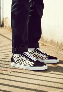 Vans Ua Old Skool - Trainers - Black/White -Vans Shop UK acc92f595b2646e09febc85f3ea8b3da