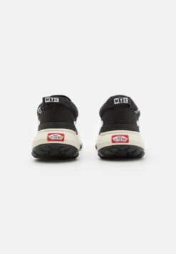 Vans MTE CROSSPATH UNISEX - Trainers - Black/white -Vans Shop UK b0e24b98345045ea8e1d04ead7d4193c
