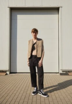 Vans Sk-Hi - High-Top Trainers - Black -Vans Shop UK b3cb9aecc2214ee0861f10c128ad37d6