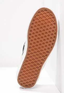 Vans Classic Slip-On - Slip-Ons -Vans Shop UK b430001d4ea54795847131b610ff5d96