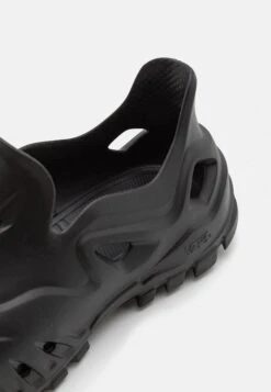 Vans Amzn Pacu - Slip-Ons - Caviar -Vans Shop UK b81633ab8c1d4f13abaf1284527924a7