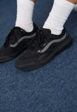 Vans MTE ULTRARANGE 2.0 UNISEX - Trainers - White/black -Vans Shop UK b992a9ac6cff451482362cbe2ffbc02a