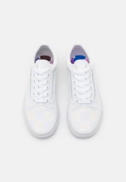 Vans OLD SKOOL UNISEX - Trainers - True White 12 Vans OLD SKOOL UNISEX - Trainers - True White -Vans Shop UK bf78a7cdbd8f4735b84eeaef8001e69d