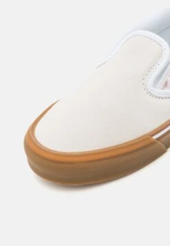 Vans Knu Slip Unisex - Slip-Ons - White -Vans Shop UK d61c96a0af6c4999a4f343ca076ce12e