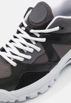 Vans Amzn Trailhead Unisex - Trainers - Rover Gray/Black -Vans Shop UK da136927e5d34ef8951dd160827d73dc