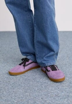 Vans OLD SKOOL LOWPRO UNISEX - Trainers - Black/marshmallow -Vans Shop UK da5b2ab33f474983b07af6ab77654a5c