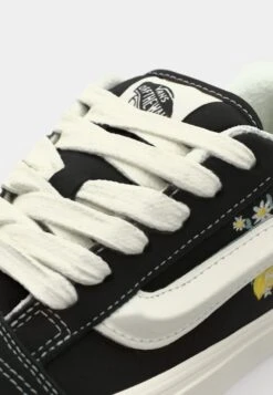 Vans KNU SKOOL UNISEX - Skate Shoes - Black -Vans Shop UK da8d00e1fcee4faf916b70f53cf653ec