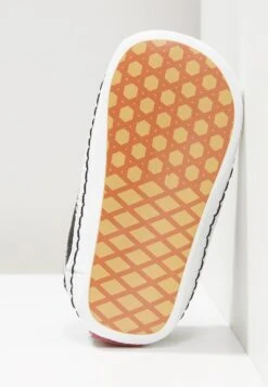 Vans IN OLD SKOOL CRIB - Trainers - Black/true White -Vans Shop UK dd54efad98ac41fcbe934bca31a90176