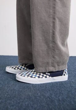 Vans CLASSIC UNISEX - Slip-ons - White -Vans Shop UK e8cfb24868a34b04b973c66bdbc4b8fa