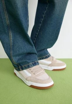 Vans HYLANE UNISEX - Skate Shoes - Tone Mushroom