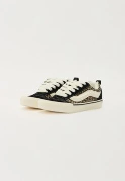 Vans KNU SKOOL - Trainers - Black -Vans Shop UK f9cce8ca014748a3b3516f14314794e1